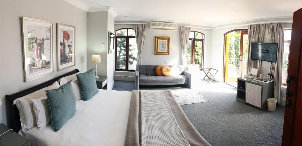 Guest room interior at Villa Tuscana, photo 2