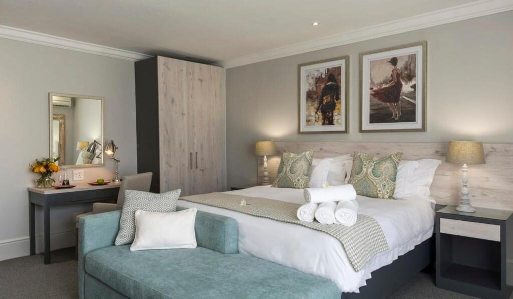 Guest room interior at Villa Tuscana, photo 3