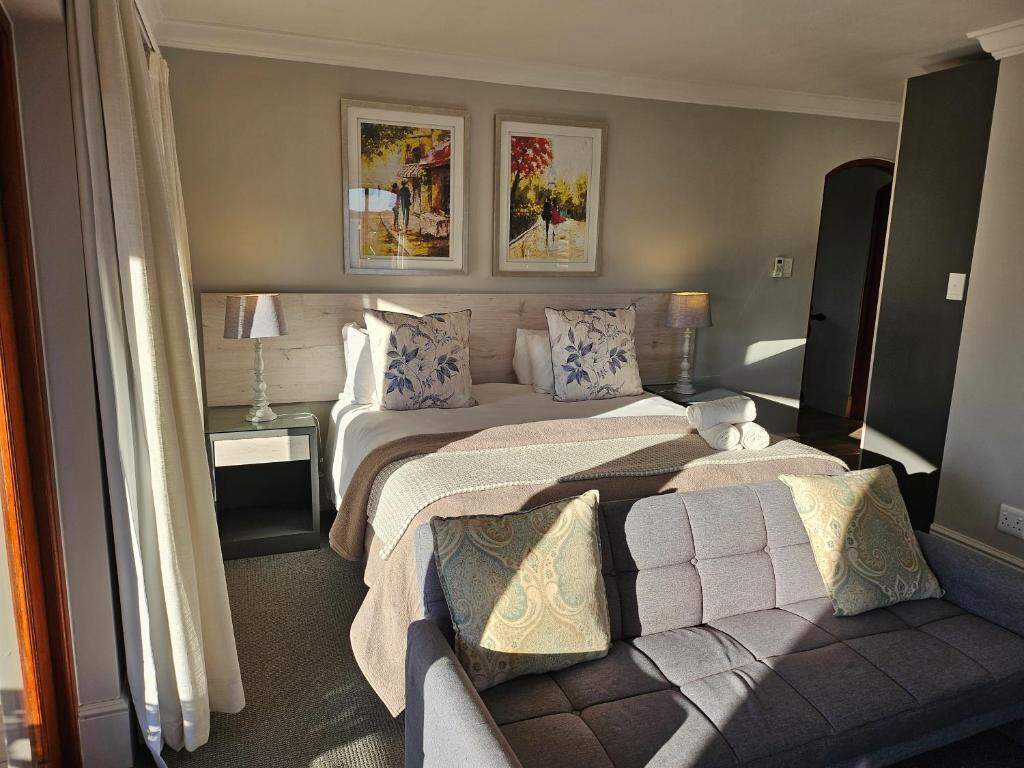 Guest room interior at Villa Tuscana, photo 1