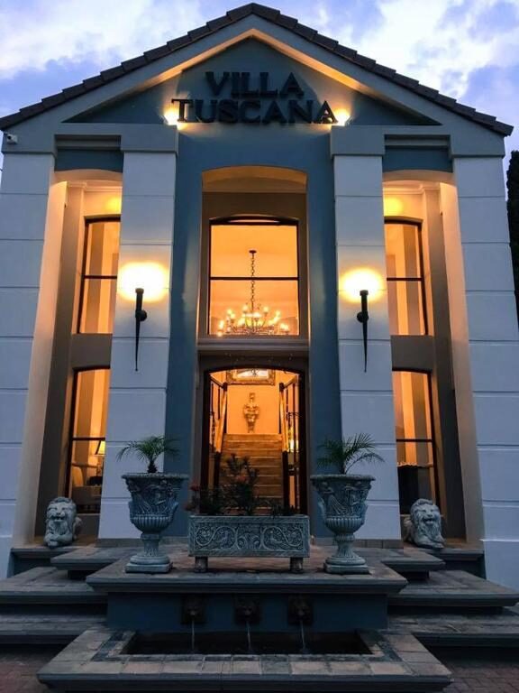 Villa Tuscana entrance lit up in the evening